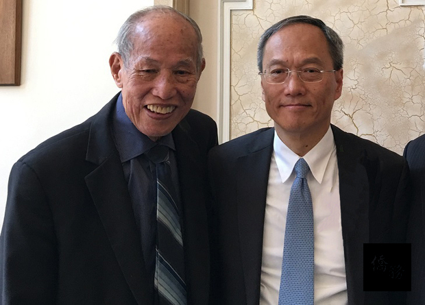 僑務委員會委員長吳新興(右)於2016年6月首度訪問羅省中華會館，泛美中華會館聯誼會秘書長黃金泉(左)熱情接待。