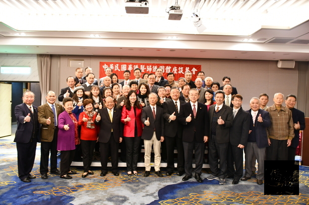 吳新興(前排左7)、呂元榮(前排左8)、童惠珍(前排左6)與華僑暨歸僑團體成員合影。