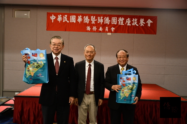 吳新興(中)致贈紀念品,由華僑協會總會理事長黃海龍(左)及華僑救國聯合總會理事長鄭致毅代表受領。