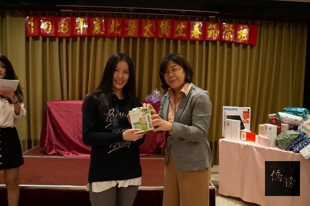 僑務委員會副處長林季蓉(右)代表吳新興頒贈紀念品。