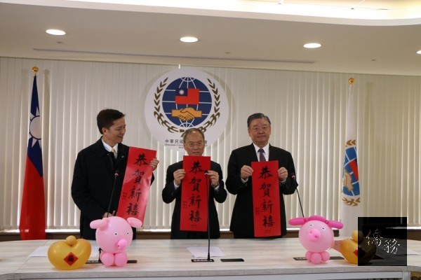 僑委會今天首次透過網路直播方式,向僑胞拜早年。