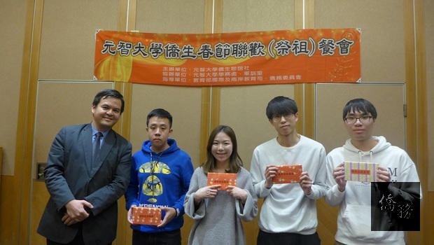 僑務委員會僑教處科長李偉農(左1)與中獎僑生合照留念。