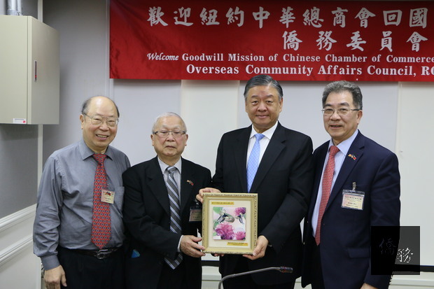 呂元榮（右2）致贈紀念品予紐約中華總商會，由李可喬（左2）、鄧遐勳（右1）及于金山（左1）代表接受。