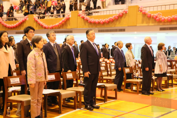 僑委會副委員長呂元榮領唱國歌。