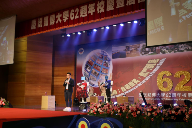銘傳大學現場進行酒會及機器人表演。