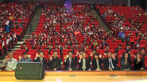 僑委會在東吳大學舉辦北區僑生春節聯誼活動，吸引80校1800名僑生師長參與。