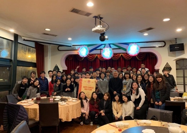 國立臺中科技大學舉辦僑生春節祭祖暨師生聯歡餐會，與會師生合影留念。