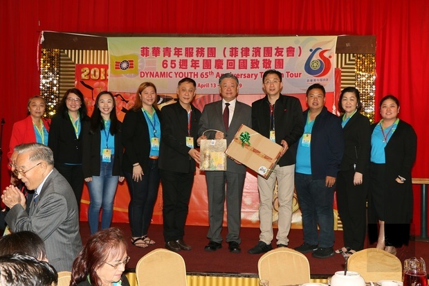 呂元榮(右5)與王家鵬(左5)及菲華青年服務團幹部合影。