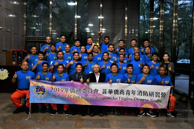 張良民（前排中）、王永鑫（前排右4）及菲華消防營學員合影。