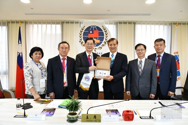 馬來西亞巴生中華總商會23日由會長丹斯里拿督林寬城率領27人組成臺灣工商考察團拜會僑務委員會。
