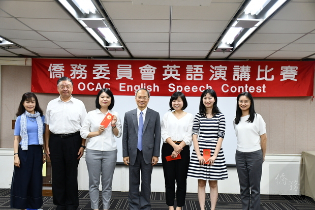 僑務委員會為提升公務人員英語能力舉辦即席英語演講比賽，由藍仕容榮獲第一名的殊榮。