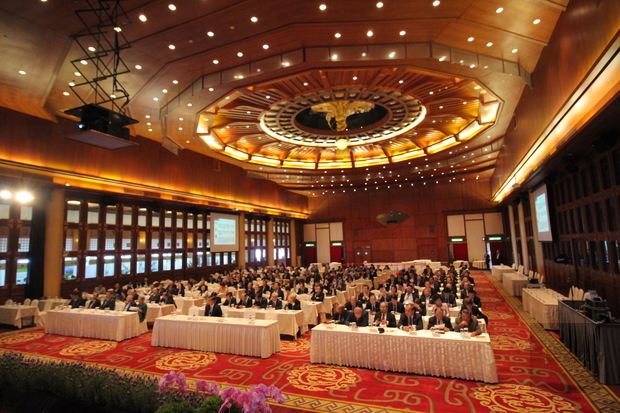 108年僑務委員會議以「匯聚僑力，共創國家繁榮」為中心議題，圖為107年僑務委員會議投資臺灣新創事業專題演講。