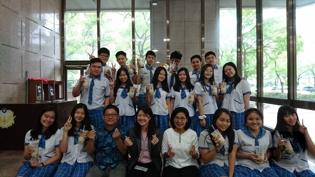 印尼藝和華文中心海外華裔青年臺灣遊學觀摩團拜訪僑委會大合照。