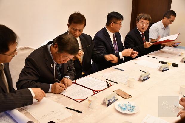 劉樹添(左1)及詹富智(右2)共同簽署意願書,由高建智(左2)及游萬豐(右3)共同見證。