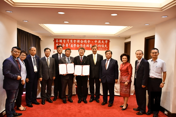 游萬豐（左5）、劉樹添（左6）、詹富智（右6）、高建智（右5）及泰國僑領共同見證及簽署產學合作意願書。