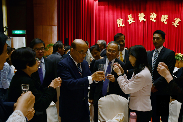 蘇貞昌院長在吳新興委員長陪同下逐桌與來自全球僑務委員致意，感謝他們對臺灣的支持。