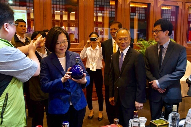 蔡總統在吳新興陪同下參觀僑胞卡特約商店展示攤位。