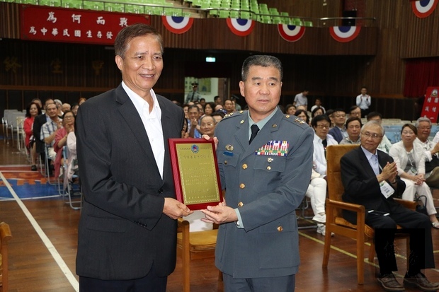 指揮官中將黃金財全程接待，展示國軍建軍戰備及全民國防教育推廣的成就。