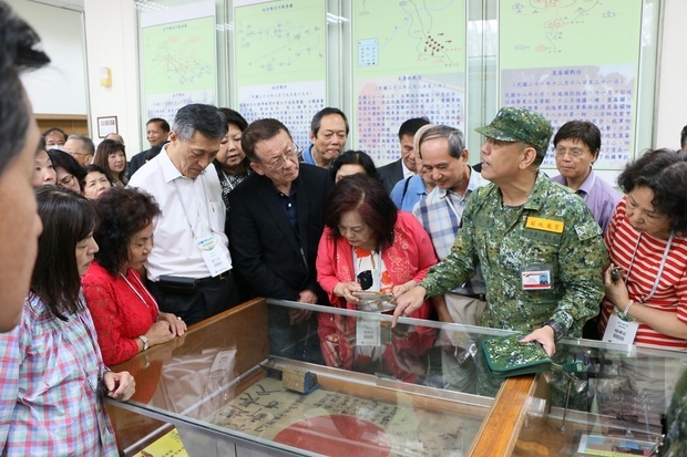 17日在僑委會副委員長高建智帶領下，與會的119位僑務委員前往新竹參訪陸軍六軍團裝甲兵訓練指揮部參訪。