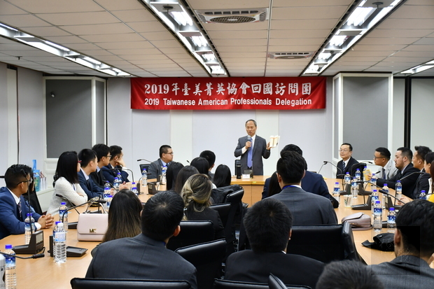 吳新興（站立者）期許團員能夠成為未來支持臺灣的新生力量。