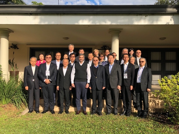 駐館周麟大使(前排右4)陪同吳新興(前排左3)一行晉見巴拉圭阿布鐸總統(前排左4)。