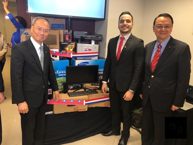 周麟(右起)、Ruiz及吳新興與捐贈之資訊設備合影。