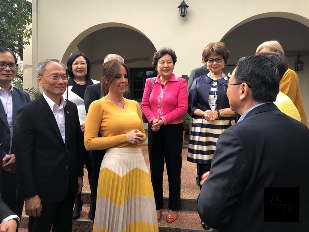 巴拉圭第一夫人席凡娜(Silvana Abdo)親切歡迎吳新興一行訪賓。
