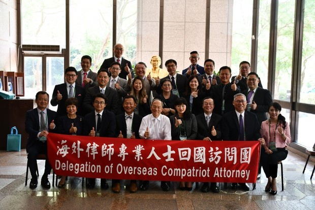 吳新興(前排中)、張宣業(前排左4)及團員合影。