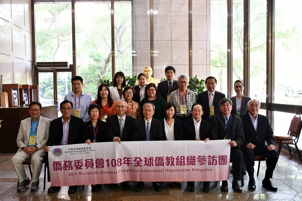 全球僑教組織一行16位代表與委員長吳新興、主任秘書張良民合影。