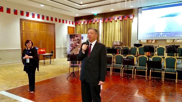 呂元榮在會中向歐洲僑界介紹僑務委員會提供海外僑胞的各項服務，讓與會僑胞對於政府僑務工作有新的認識。