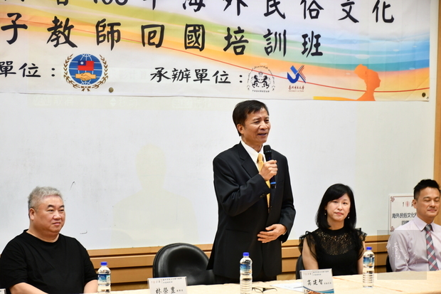高建智(站立者)感謝感謝歷屆種子教師返回僑居地提供文化服務,對於海外文化教學、導覽及參與僑界文化活動有莫大的助益。