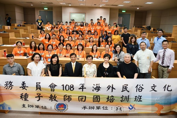 高建智(前排左4)、林豐豊(前排右3)、賴政秀(前排中)與培訓班學員合影。