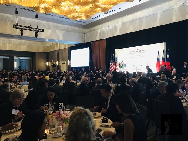 總統「自由民主永續之旅」訪問紐約, 12日晚間於紐約曼哈頓Grand Hyatt Hotel舉行盛大僑宴,超過千位僑胞熱情參與。