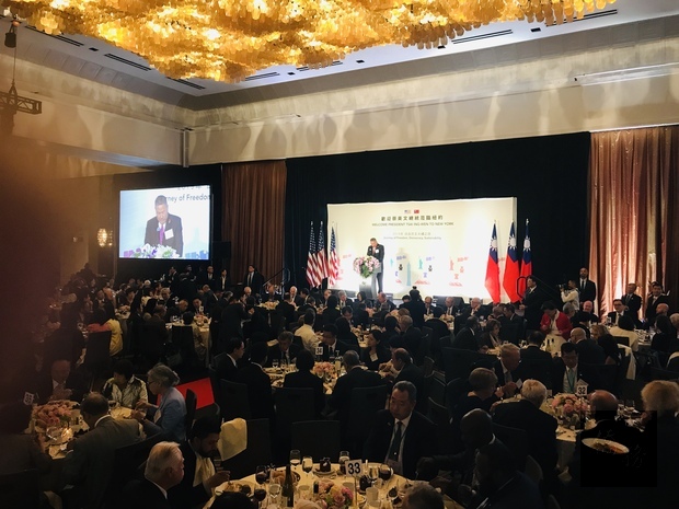 僑胞代表伍銳賢致詞。