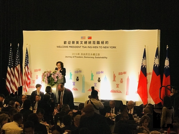 僑胞代表方秀蓉致詞。