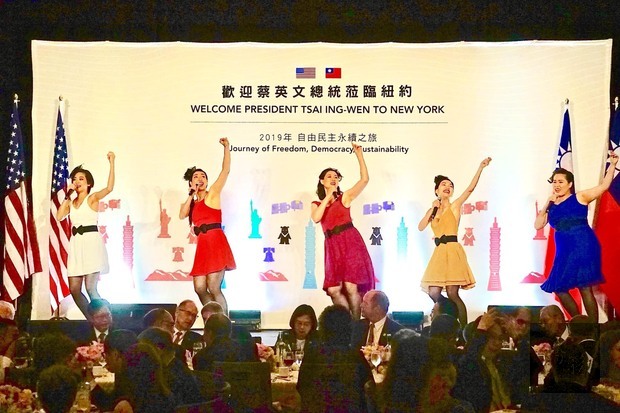 一群來自臺灣的新興藝術家在紐約相遇,將大家耳熟能詳的英文、中文、及臺語樂曲改編加上音樂劇形式於僑宴演出,觀眾掌聲連連。