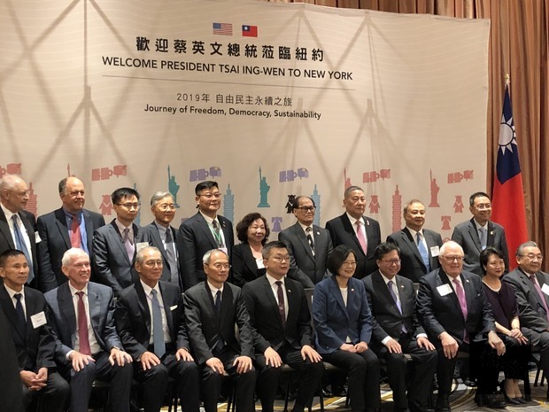 僑宴尾聲,蔡英文(前排右5)、吳新興(前排左4)、與伍煥鵬(後排右4)、伍銳賢(後排右3)、田詒鴻(後排右1)、彭良治(後排右2)、陳秋貴(前排左1)、江文輝(前排右1)等眾多僑領及僑胞合影留念。