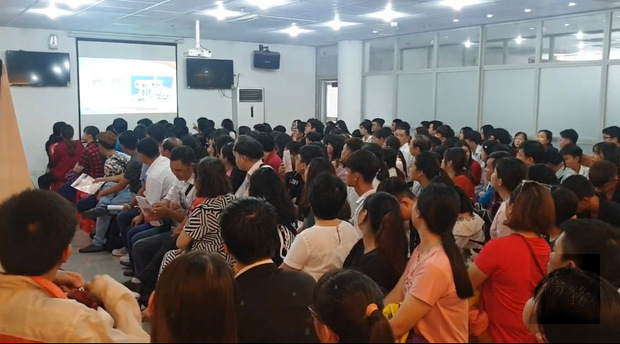 來自胡志明市及同奈省14所華文學校430位教師、學生及家長前來參加說明會活動。