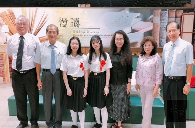 吳郁華頒發獎狀予畢業僑生