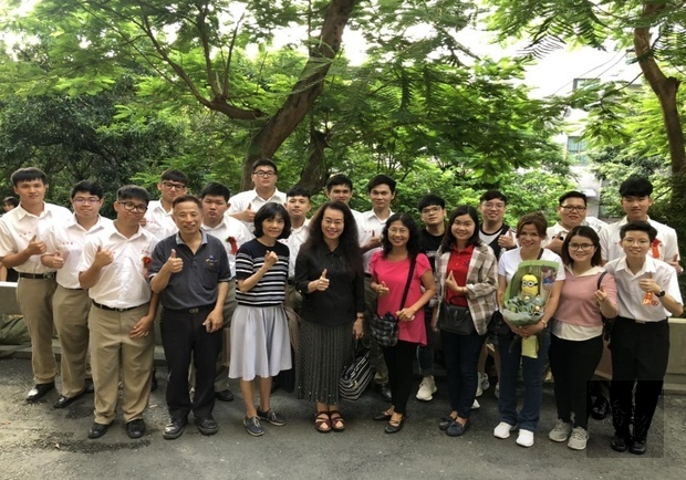 吳郁華與中山工商師生合影留念