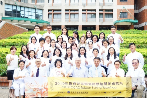 僑務委員會張良民主任秘書（前排中）與臺灣烘焙製作研習班學員合影