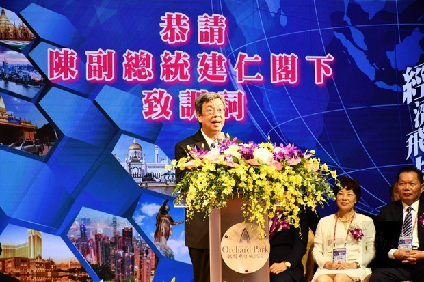 陳建仁致詞表示,因應美中貿易戰帶來的衝擊,政府去年就積極推動歡迎臺商回臺投資方案,現在更加碼提出歡迎臺商回臺投資2.0。