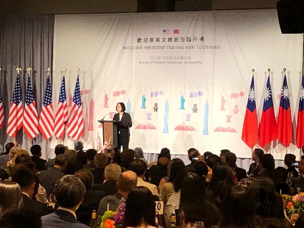總統19日晚間於丹佛市區希爾頓飯店的僑宴致詞時表示，面對中國打壓，迫使台灣接受一國兩制，更要守護台灣，堅守台灣的民主及自由價值。