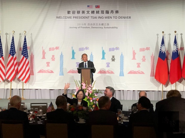 僑委會委員長吳新興向現場熱情相挺的僑胞表達最誠摯的謝意,也祝福總統心想事成。