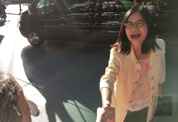 立委管碧玲深受僑民愛戴，搶著和她握手/美洲台灣日報提供