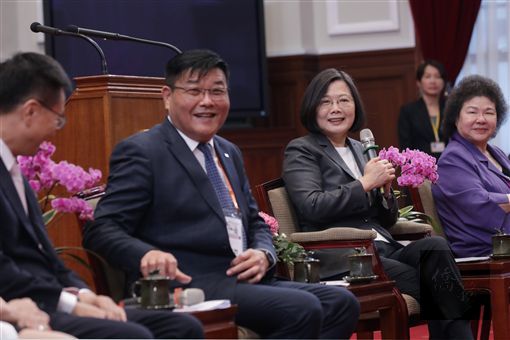 蔡英文總統23日上午接見「世界台灣商會聯合總會第25屆回國訪問暨投資考察團」。(圖/總統府提供)