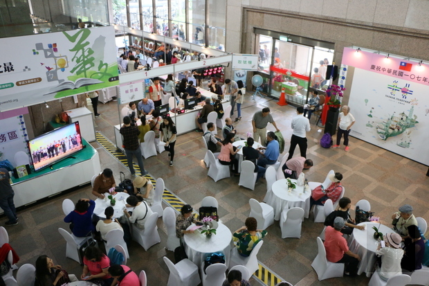 僑務委員會邀請所有旅外僑胞返國一同慶祝中華民國108年雙十國慶。/圖為107年十月慶典期間僑胞報到處情形