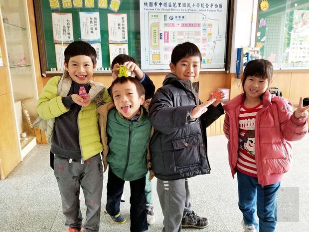 僑委會自107年起與教育部國教署首度合作試辦「戀念臺灣,帶孩子回家學爸媽的家鄉話—海外僑民兒童或少年至校短期體驗試辦計畫」。