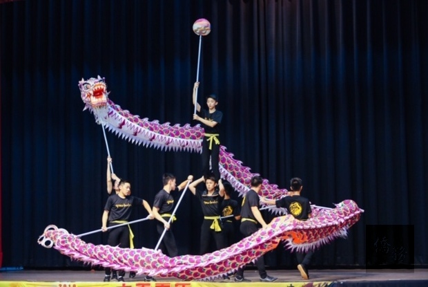 2019年臺灣民俗技藝研習營學員表演舞龍。