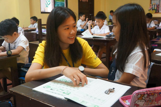 輔仁大學志工在菲律賓提供華語教學服務。